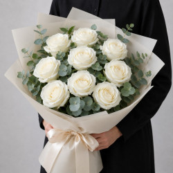 9 белых роз